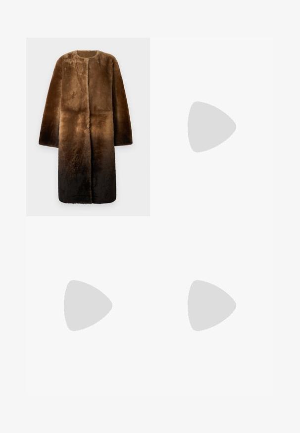 Rudas dirbtinės kailio striukė su apvaliu iškirpimu, ilgu rankovėmis ir ombre efektu, pereinančiu nuo šviesiai rudos iki tamsiai rudos. Minkšta tekstūra.; Kreminės spalvos ilgomis rankovėmis megztinis su apvaliu kaklu, su raukšlėmis ant rankovių ir apačios, padėtas ant balto fono.; Šviesiai mėlyna ilgam rankovėms pritaikyta marška su smailiu apykakle ir paslėptais priekiniais mygtukais, pritaikyta liemeniui ir mygtukinėmis rankovėmis.; Juodos kelnės iš lygaus audinio, pasižyminčios aukštu liemeniu, plačiomis kojomis, priekinėmis klostėmis ir klasikiais diržo kilpomis. Šoninių kišenių nematyti.; Juodas odinis aukštakulnis batelis su smailiu pirštu, žemu iškirpimu ir dekoratyviu auksiniu akcentu. Yra stiletto kulnas ir glotnus paviršius.; Ruda odinė rankinė su dvigubomis rankenėlėmis, nuimamu dirželiu, auksinės spalvos "MK" pakabuku ir Michael Kors ženklu priekyje.