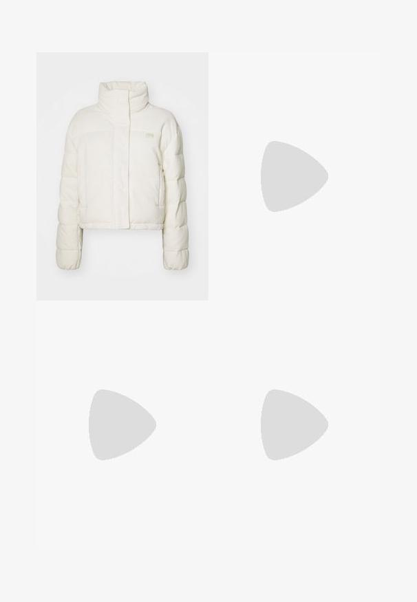Veste rembourrée blanche avec texture côtelée, col montant et manches longues. Présente une fermeture éclair à l'avant et un petit logo sur la poitrine.; T-shirt en coton bleu clair avec col rond et manches courtes. Présente un design graphique avec "Calvin Klein" en violet sur le devant.; Jean blanc à jambes larges en tissu mélangé de coton. Caractéristiques : fermeture à glissière, format cinq poches et coutures le long des coutures.; Baskets blanches au fini lisse, avec un accent noir au niveau du talon et un détail métallique doré sur la semelle intermédiaire. Design à lacets, semelle en caoutchouc.