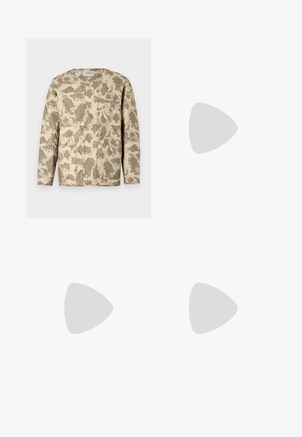 Quilted beige jakke med brun og tan camouflage mønster, der har en trykknapfront, en patchlomme og sidelommer.; Nike sort bomulds t-shirt med en klassisk rund hals, korte ærmer og et diskret, præget logo på brystet. Glat tekstur.; Sorte afslappede bukser med snøring i livet, sidelommer og lige ben, på en ensfarvet baggrund.; Sorte træningssko med tekstureret stof og gummisåler, udstyret med elastiske snørebånd og en blå detalje på hælen. Bæres med lyse denimbukser.
