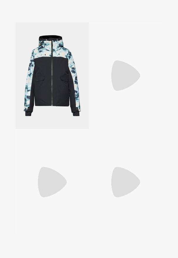 Černá izolovaná bunda s tie-dye potiskem, se zipem vpředu, kapucí a dvěma předními kapsami. Obsahuje kontrastní barevné akcenty a nastavitelné šňůrky.; Černé tričko s krátkým rukávem vyrobené z bavlny. Má kulatý výstřih, volný střih a čistý lem bez viditelných vzorů nebo doplňků.; Černé, lehké kalhoty s elastickým pasem a nařasenými kotníky. Tkanina je hladká a má uvolněný, zúžený design.; Černé platformové sandály s robustními podrážkami a několika řemínky, s kovovými sponami a hladkým koženkovým povrchem.