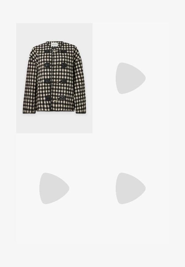 Schwarze und weiße kariert Jacke aus strukturiertem Stoff, mit schwarzen Toggle-Verschlüssen und rundem Ausschnitt. Alternativer beiger Hintergrund.; Graues ärmelloses Rollkragenoberteil, körpernahe Passform, gerippte Textur, glattes Material, mit hochgeschlossenem Kragen und stilvollen Schulter-Ausschnitten.; Schwarze Hose aus glattem Stoff, mit hohem Bund, weitem Schnitt und zwei vorderen Falten für zusätzlichen Designakzent.; Schwarze Leder-Ankle-Boots mit spitzem Zehenbereich, seitlichen elastischen Einsätzen mit vertikalen Rillen und einem niedrigen Blockabsatz. Glatte Textur und elegantes Design.