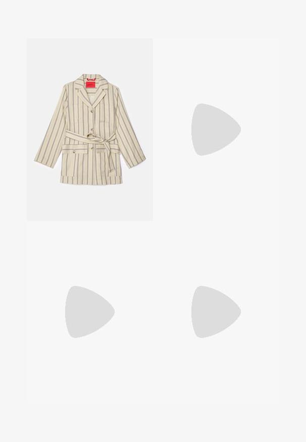 Gestreifte leichte Jacke in Creme mit blauen und grauen Streifen, ausgestattet mit einem Reverskragen, Frontknöpfen und einem Bindegürtel in der Taille.; Braune Satinbluse mit klassischem Kragen, langen Ärmeln und Knopfverschluss vorne. Auffällig durch die glatte Textur und die taillierte Passform.; Braune Nadelstreifenhose mit maßgeschneidertem Design, versehen mit Falten, geradem Schnitt und umgeschlagenem Saum. Hergestellt aus einem glatten Stoff.; Schwarzer Leder-Hochhackerschuh mit spitzem Zeh und dünnem Absatz, der eine glatte Textur und ein elegantes Design aufweist.