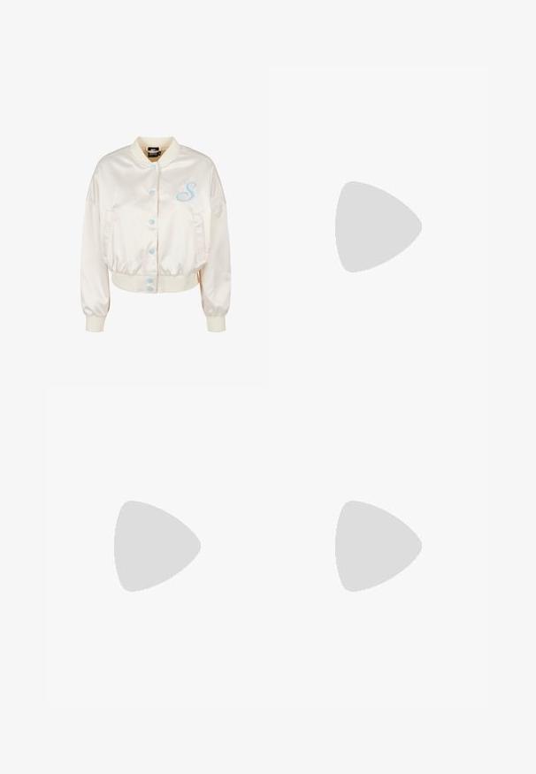 Veste bomber en satin crème, avec une coupe courte, boutons-pression bleus et un détail brodé "S" sur la poitrine gauche. Manches et ourlet élastiques.; Chemise blanche à manches longues en coton avec un devant à boutons, col classique et ourlet arrondi, présentant une coupe décontractée et sans motifs.; Mini-jupe noire en tissu doux avec une coupe ajustée, présentant une légère fente sur le côté pour plus de style.; Baskets beiges en maille et daim. Présentent un logo noir et des accents texturés. Semelle intermédiaire blanche épaisse et semelle extérieure en caoutchouc noir.; Sac à main en cuir blanc avec ferrures dorées, doté d'un rabat et d'une bandoulière amovible et réglable. Ornement métallique rond au centre.