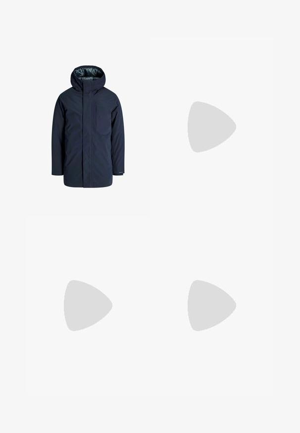 Marinblå vattentät jacka med hög krage, justerbar huva och bröstficka. Slät ytstruktur och foder för isolering.; Två polo t-shirts: en marinblå och en vit, båda med en liten röd, vit och blå detalj på bröstfickan och kragen.; Mörkblå denimjeans med smal passform, subtilt blekning, fem fickor och metallknappstängning. Sömnadsdetaljer i kontrasterande färg.; Vit atletisk sneakers med slätt läderöverdel, snörning fram, perforerad tå och mönstrad sula. Minimalistisk design med tre sidostycken.