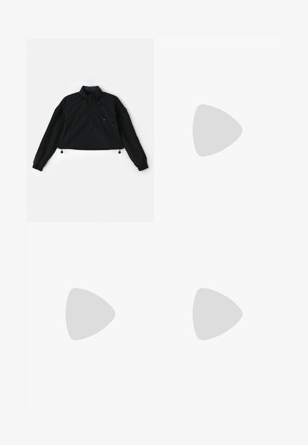 Jachetă neagră scurtă cu guler înalt, fermoar frontal și manșete elastice. Are cordon ajustabil la tiv și buzunare laterale cu închidere cu fermoar.; Top negru scurtat, realizat dintr-un material neted și elastic, cu bretele late și un decolteu pătrat, cu detalii minime de cusătură.; Leggings negre cu talie înaltă, cu dungi, design fără cusături, buzunare laterale și textură netedă pe toată suprafața.; Botă din piele maro până la gleznă, cu umplutură neagră, ochiuri aurii și o talpă texturată. Prezintă un logo circular pe lateral și accente de cusătură.