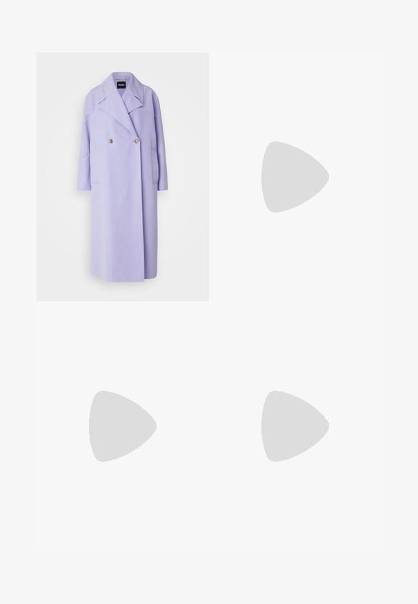 Levanduľový dvojradový kabát s výstrihom do "V", dvoma prednými vreckami a zlatými gombíkovými detailmi. Vyrobený z hladkej, ľahkej tkaniny.; Čierny rolák vyrobený z elastickej látky. Má dlhé rukávy, priliehavý strih a hladkú textúru bez vzorov alebo ozdôb.; Čierne upravené nohavice s rovno strihanými nohavicami, vybavené ostrými záhybmi a hladkou textúrou. Vyrobené z ľahkého materiálu.; Biele kožené tenisky s hladkým povrchom, béžové sametové akcenty, okrúly špička, plochý dizajn na šnurovanie a štruktúrovaná gumová podrážka.