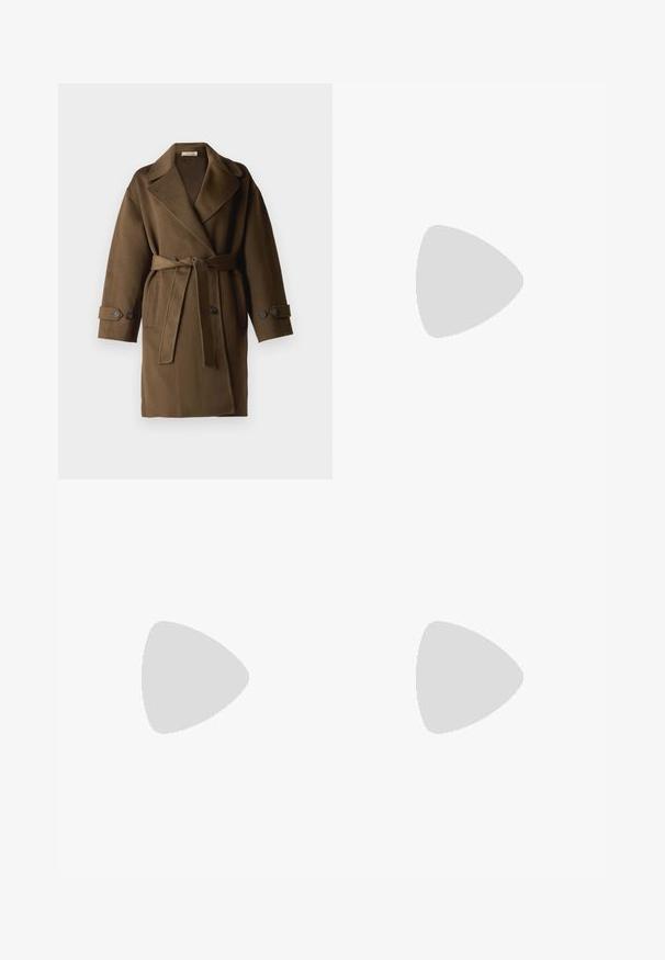 Vanessa Bruno CECIL - Klassisk kappa / rock - militaire; Vit blus med långa ärmar, veckad tygdetalj, resår i midjan och fladdrande manschetter mot en enfärgad bakgrund.; Mörkblå midikjol med smock och en flerskiktad, volangkant med texturerat tyg. Elastisk midja för justerbar passform.; Svart läderballerinaskor med rund tå, slät yta, minimala söm detaljer och en flexibel sula.