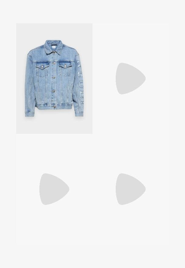 Ksubi OVERSIZED TORN UP JACKET  - Jachetă din denim - denim; Tricou alb din bumbac, cu mâneci scurte, guler rotund, croi lejer și tiv cusut. Eticheta este vizibilă pe interiorul gulerului.; Pantaloni albi cu picioare largi, confecționați din bumbac cu o textură fină. Prezintă un buton în față, fermoar și un design cu patru buzunare.; Sandale cu toc din piele patent bej, cu un design cu curea încrucișată, vârf deschis, curea ajustabilă la gleznă și toc pătrat. Textură netedă.