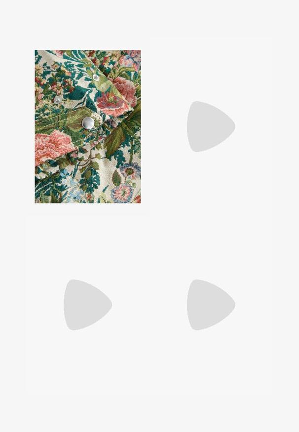 Kukallinen kangas, jossa on runsaasti vihreitä, vaaleanpunaisia ja sinisiä sävyjä; mukana hopeiset nepparit ja teksturoitu kudonta.; Ruskea satiini liukupuku, jossa on ohuet olkaimet, suora helma ja sivuaukko, esittelee sileää, kiiltävää pintaa.; Korkokenkä, jossa on terävä kärki ja avonainen kanna, valmistettu sileästä, kiiltävästä ruskeasta materiaalista. Sisältää kaarevan leikkuun muotoilun ja hoikan stilettokannan. Hopeinen solkiyksityiskohta.; Ruskean nahkainen olkalaukku, jossa on kaareva muoto, kultaiset yksityiskohdat ja solkiyksityiskohta. Varustettu irrotettavalla olkahihnalla.