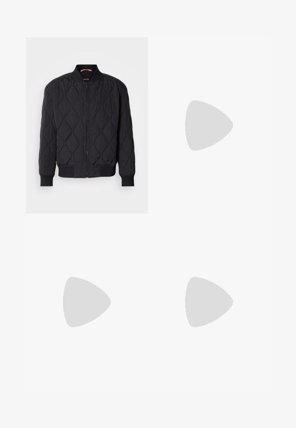 Čierna prešívaná bomber bunda s rebrovaným golierom a manžetami, štruktúrovaným diamantom vzorom a predným zipsom. Branding na vnútornej strane goliera.; Čierny rolák vyrobený z jemného materiálu, s dlhými rukávmi a tesným strihom. Hranatý lem a manžety s ribbed úpravou. Jednoduchý dizajn.; Svetlo-sivé nohavice s hladkým povrchom, plochým predným dielom a rovnými nohavicami. Vyrobené z priedušnej látky, s vnútornými vreckami a pútkami na opasok.; Čierne kožené šnurovacie topánky s okrúhlou špičkou, hladkým povrchom, minimálnym prešívaním a nízkym gumovým podpätkom. Logo na podpätku.