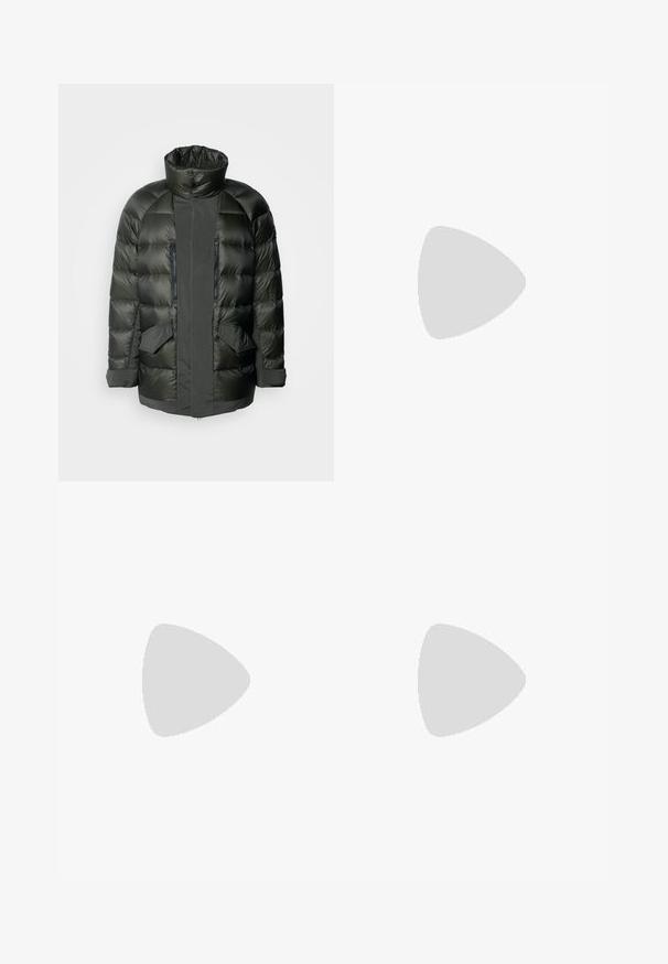 Colmar Originals MAN - Dunkappa / -rock - forest/forest; Mörk marinblå polokragetröja i fint stickat tyg, med långa ärmar och en åtsittande, hög halsringning. Inga synliga mönster eller accenter.; Svarta slim-fit jeans med fem fickor och knäppning, liggande platt mot en vit bakgrund.; Svart läder snörsko med rund tå, slät yta, minimal söm och låg gummihäl. Logotyp på hälen.