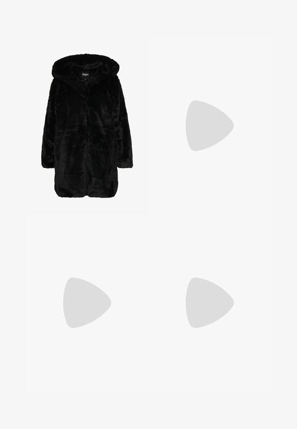 Melna mākslīgā āda ar kapuci, ar mīkstu tekstūru, garām piedurknēm un brīvu piegriezumu. Audumam ir grezna, spīdīga izskats.; Krēmbalti cropped džemperis ar augstu kakla izgriezumu, ar teksturētu adījumu un zāģu zobiņu raksta piedurknēm. Izgatavots no mīksta dzijas materiāla.; Melnas flared leggings, kas izgatavotas no stiepjama auduma. Iezīmējas ar platu jostasvietu un gludu tekstūru, ar pieguļošu siluetu, kas paplašinās pie apakšmalas.; Pelēkas zamšādas kedas ar baltām saites, melnām svītrām un baltu gumijas zoli. Raksturīga apļa logo uz mēles un gumijas zole.