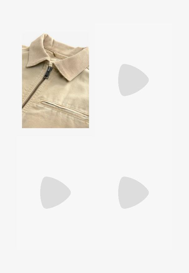 Beige corduroy-takki, jossa on piilovetoketju, terävä kaulus ja yksi rintatasku. Tekstuuri on hienoja pystysuoria raitoja.; Mustapaita, jossa lyhyet hihat ja pyöreä pääntie, valmistettu pehmeästä kankaasta. Paidassa on väljähkö, laatikkomainen malli ja minimalistinen muotoilu.; Mustat, leveät lahkeet tehty kevyestä kankaasta. Ominaisuuksiin kuuluu joustava vyötärö ja sileä tekstuuri. Ei näkyviä kuvioita tai kiinnikkeitä.; Musta nahkaloafers, joissa on pyöreä kärki, ommeltu pinta, matala alusta ja kuvioitu, kuminen ulkopohja.; Mustat suorakulmaiset aurinkolasit vihreillä linsseillä, mattapinta, hienovaraiset metalliosat ja kohokuvioitu logo sankassa.; Musta kangaskassi kahdella tukevalla kahvalla, jossa on metallikoristeita ja etutaskuja. Brändäys on näkyvissä valkoisella tekstillä alareunassa.