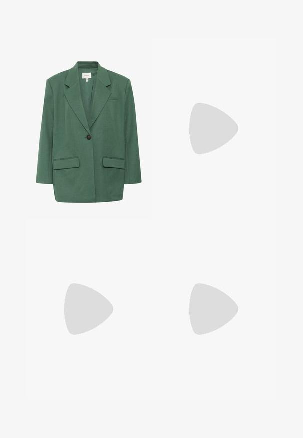 Gestuz CALLIA - Krátký kabát - posy green melange; Tílko v světlé béžové barvě, žebrovaná látka, bez rukávů, s kulatým výstřihem, obsahuje jemné švy a rovný lem.; Černé široké kalhoty s hladkou texturou, vybavené předním zapínáním na knoflík a čistým, jednoduchým designem. Žádné vzory ani akcenty nejsou viditelné.; Černá kožená sandál s podpatkem, čtveratou špičkou, páskem okolo kotníku se zlatou přezkou a štíhlým kovovým podpatkem. Hladká textura, minimalistický design.