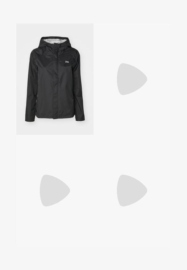 Zwarte regenjack gemaakt van waterafstotend materiaal. Bevat een capuchon, een ritssluiting aan de voorkant en een klein wit logo op de bovenste linkerzijde.; Witte sportieve t-shirt met korte mouwen van gladde stof, met een zwart Under Armour-logo op de bovenste linker borst en een ronde halslijn.; Zwarte leggings van glad, rekbaar materiaal met een hoge tailleband. Heeft een wit logo op de linkerdij en een aansluitend ontwerp.; Zwarte sportschoenen van gestructureerde stof, met een witte zool en zwarte veters. Draag ze met witte geribde sokken, staand op een lichte ondergrond.
