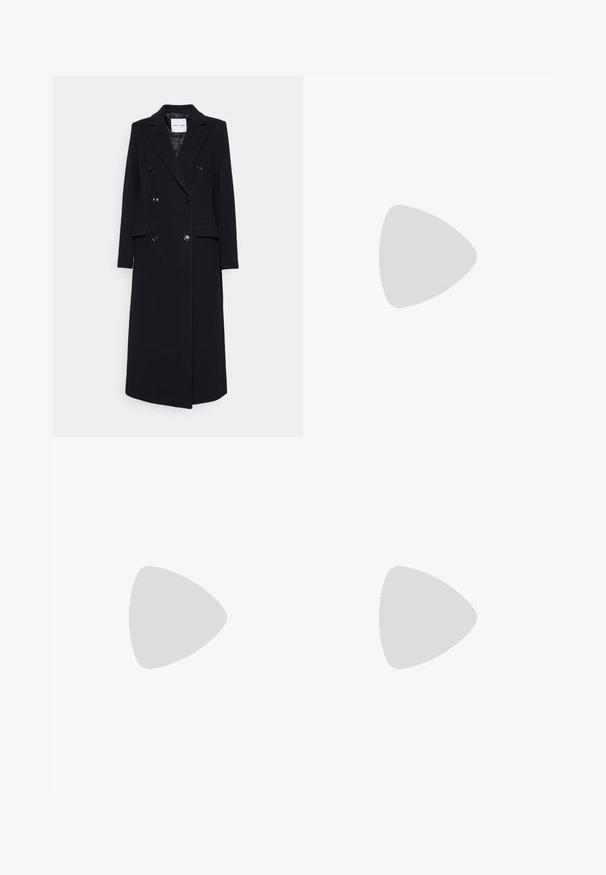 Samsøe Samsøe Klasický kabát - black; Filippa K BRAID - Svetr - black; Černé kalhoty vyrobené z hladké tkaniny, vybavené vysokým pasem, širokými nohavicemi, předními záhyby a klasickými poutky na opasek. Nejsou viditelné boční kapsy.; Černé kožené kozačky až ke kolenům s hladkým povrchem, čtveratou špičkou, širokým podpatkem a bočním poutkem, se minimalizovanými švy.