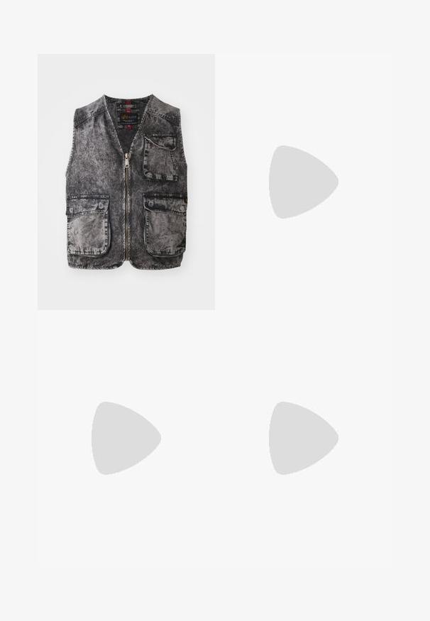 Denim vest i en falmet svart farge, med glidelås, fem lommer og ermeløs design. Teksturliknende stoff med synlige sømmer.; Tre hvite ribbestrikkede tank topper laget av bomull. Har en rund hals og små svarte etiketter nær kanten. Tilgjengelig i flere størrelser.; Grå Nike joggebukser med snor i midjen, smale ben, sidelommer og distinkte sømdetaljer. Myk, teksturert stoff.; Grå treningssko med overdel i nett og semsket skinn, hvite detaljer, en polstret såle, og et særpreget design med reflekterende elementer.