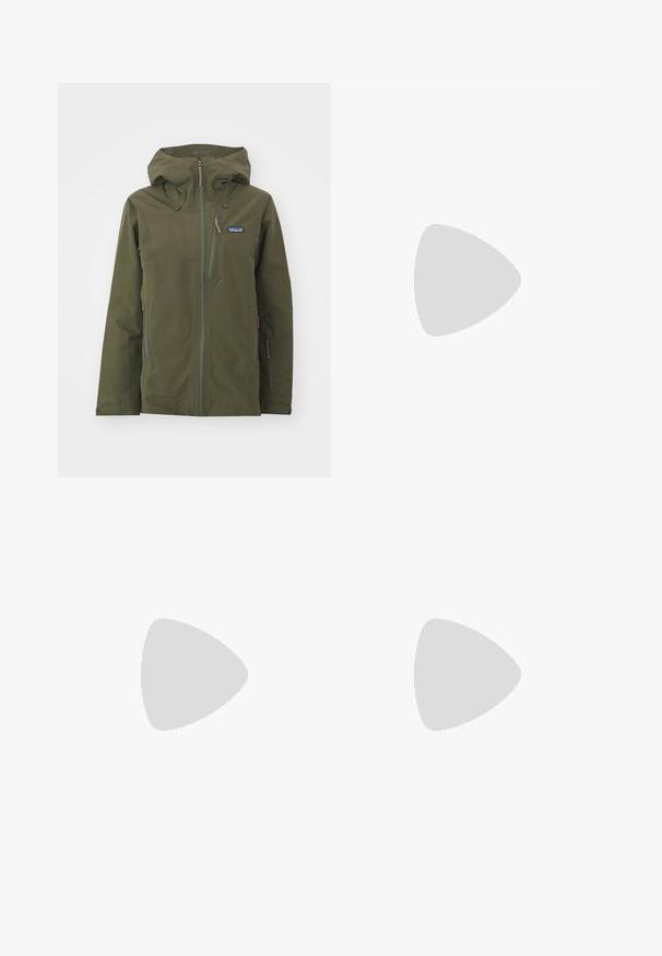 Giacca impermeabile verde oliva con cappuccio, due tasche frontali con zip e polsini regolabili. Presenta il logo del marchio sul lato sinistro superiore.; T-shirt nera a maniche lunghe in cotone con colletto rotondo. Presenta un piccolo logo bianco sul lato sinistro del petto. Design semplice e vestibilità comoda.; Pantaloni neri aderenti realizzati in materiale flessibile. Presentano una tasca laterale con zip, ginocchia articolate e una texture liscia.; Stivale da trekking nero con design a metà altezza, dotato di una tomaia texturizzata, accenti grigi e suola in gomma resistente con tasselli per la trazione.