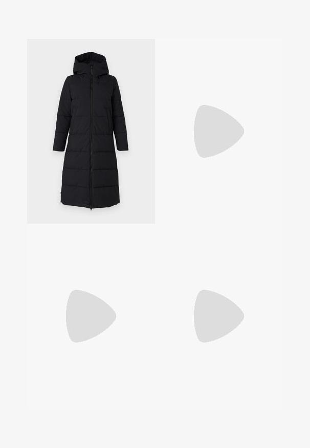 Save the duck MISSY - Manteau d'hiver - black; T-shirt en coton blanc avec un col rond, des manches courtes et un petit logo noir "Calvin Klein" sur la poitrine. Design simple, sans motifs.; Pantalons larges blancs en tissu léger, présentant une texture lisse, des lignes épurées et une taille haute.; Sneaker en cuir noir avec un bout arrondi, semelle plateform blanche et lacets noirs. Présente un logo discret au niveau du talon et une texture lisse.
