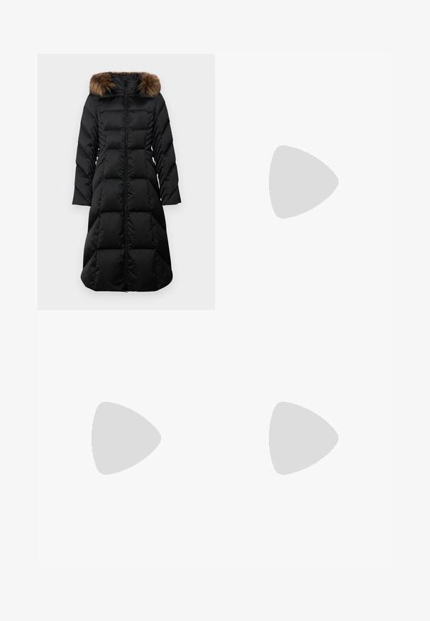 Svart puffjacka med en lång siluett, med dragkedja fram och en huva prydd med brun konstpäls. Fylld design, slät textur.; Svart kortärmad tröja med ribbad textur och hög krage, med vertikala linjer och en figurnära silhuett.; Svarta byxor med vid benvidd i ett slätt tyg, med en skräddarsydd passform, bälteshällor och utan synliga mönster eller dekorationer.; Svarta läderklackar med slingback, spetsig tå, smal klack och dekorativ spänndetalj på ovansidan. Slät struktur och stilren design.