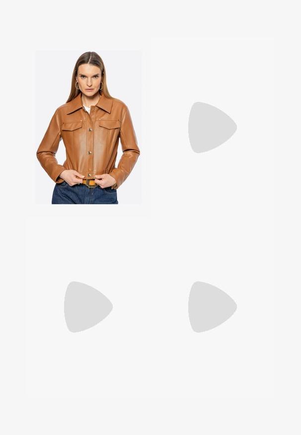 Brązowa skórzana krótka kurtka z zapięciem na guziki, kieszeniami na piersi i zakończonym kołnierzem. Charakteryzuje się starannym przeszyciem i gładką fakturą.; Różowa bezrękawnikowa bluzka z dekoltem w kształcie litery V, z marszczeniami i kwiecistym wzorem. Małe czerwone kwiaty rozmieszczone są na tle w groszki.; Jasnoniebieskie jeansy z wysokim stanem i szerokimi nogawkami, z zapięciem na guziki i zamek z przodu, przednie i tylne kieszenie, na białym tle.; Czarny sneaker Adidas z białymi paskami, złotym napisem "Spezial", gumową podeszwą i białym elementem przy pięcie, przedstawiony w widoku z profilu.