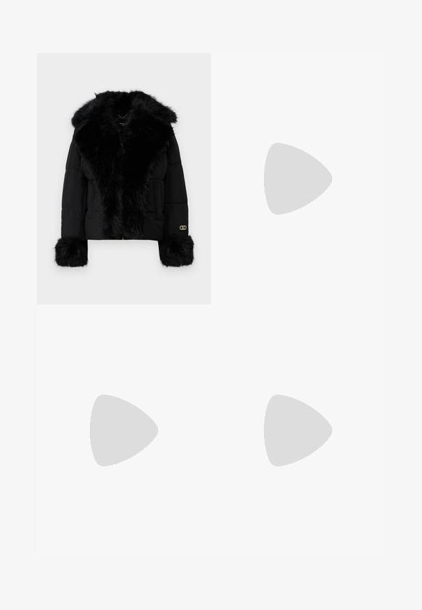 Giacca trapuntata nera con colletto e polsini in pelliccia sintetica, caratterizzata da un accento con logo dorato e chiusura frontale con zip. Texture liscia e design cropped.; T-shirt in cotone con righe orizzontali blu navy su sfondo bianco. "Tommy Hilfiger" ricamato in corsivo sul petto. Collo a giro.; Gonna bianca plissettata con elastico nero in vita che presenta il logo "LACOSTE". Design di lunghezza media con texture morbida.; Sneaker bianchi in pelle con suola spessa bianca, accento in suede nero sul tallone e logo impresso sul lato. Design con lacci e sei fori per i lacci.