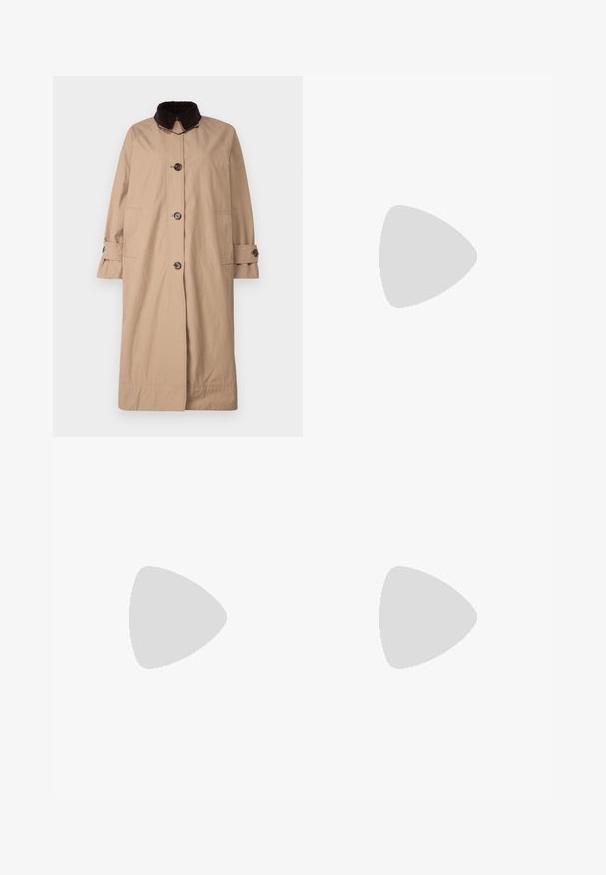 Beige dlouhý kabát vyrobený z bavlny s tmavě hnědým sametovým límcem, s předními knoflíky a bočními kapsami. Jednoduchý design a rovný střih.; Bílý zkrácený T-shirt, krátké široké rukávy, měkký bavlněný materiál, kulatý výstřih s jemným oranžovým lemováním, minimalistický design, bez vzorů nebo grafik.; Bílé bavlněné kalhoty s rovnou nohavicou, s středně vysokým pasem a bez viditelných kovových prvků nebo vzorů. Hladká textura po celém povrchu.; Světlé kožené slingback boty s špičatou špičkou, nízkým podpatkem a výřezovým designem, hladkým povrchem a minimálními akcenty.
