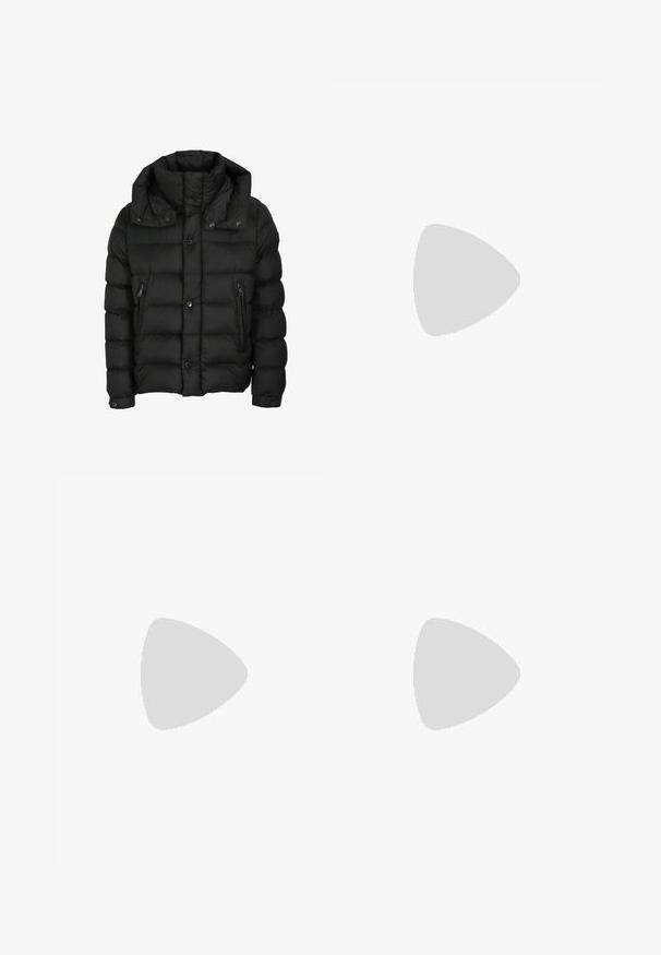 Veste matelassée noire avec un col haut, des boutons sur le devant et des poches latérales zippées. Texture lisse avec un design matelassé.; T-shirt blanc à manches courtes, avec une coupe ample, encolure ronde, tissu doux et détails de couture minimes. Pas de logos ou motifs visibles.; Pantalons noirs en tissu lisse, avec une coupe droite, deux plis avant et une taille standard avec passants de ceinture.; Mocassins en cuir marron avec un bout rond, des coutures détaillées et une semelle extérieure noire plate. Dotés d'une petite sangle décorative sur le cou-de-pied.