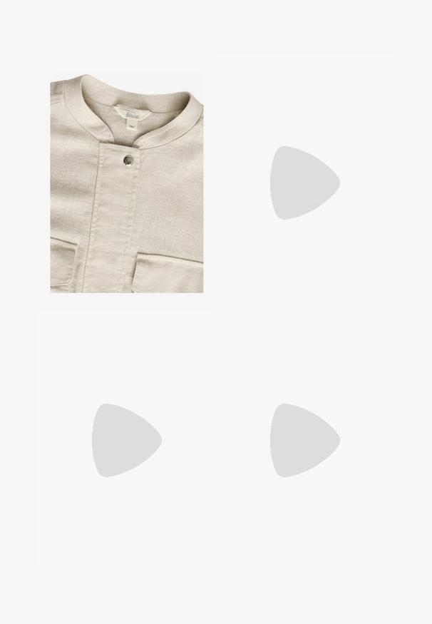 Beige linnen shirt met een ronde kraag, centrale drukknoopsluiting en twee voorzakken. Heeft een subtiele textuur en een minimalistisch ontwerp.; Zwarte eenpiece badpak met een diepe V-hals en gekruiste rugbanden. Gemaakt van gladde stof met een strakke, aansluitende pasvorm.; Lichtblauwe wijde jeans van denim, met een klassieke vijf-pocketontwerp en een knoopsluiting. Verbleekte textuur overal.; Zwarte gepatineerde leren sneakers met een zilveren "90" detail, met een textuur oppervlak en vetersluiting, gecombineerd met grijze wijde broeken.; Geweven olijfgroene handtas met een ronde vorm en een gedraaide handgreep. De textuur heeft een diagonaal patroon. Ritssluiting.