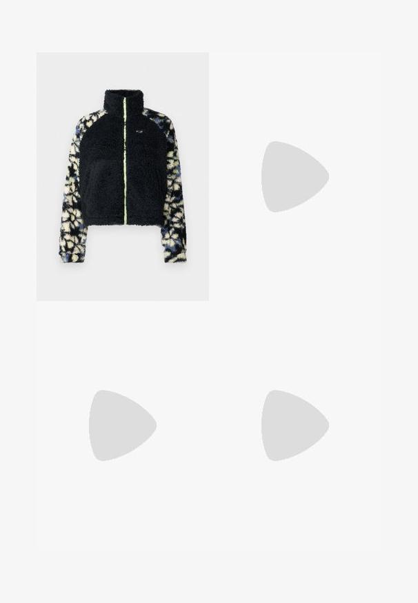 Pehmeä musta fleece-takki, jossa on kuvioidut hihat sinisessä ja vaaleassa sävyssä; takissa on korkea kaulus ja edessä vetoketju neonvihreällä yksityiskohdalla.; Musta lyhytcropped-huppari, jossa on korkea kaulus, puolivetoketju, ribbireunukset ja pieni valkoinen Nike-logo vasemmassa rinnassa. Pehmeä kankaan rakenne.; Nike-housut tummansinisestä pehmeästä materiaalista. Vaatteissa on joustava vyötärö, jossa on naru, sekä kynähaitarilla varustetut nilkat. Pieni valkoinen logo korostaa asua.; Mustat ja valkoiset Nike matalavartiset lenkkarit, joissa on sileä nahkapinta, pyöreä kärki, nauhakiristys ja kuvioitu kumipohja.; Mustat aurinkolasit, joissa on tyylikäs, ympäri päähän kiertävä muotoilu, harmaat linssit ja Ray-Ban -logo temples. Sileä muovikehyksen tekstuuri.