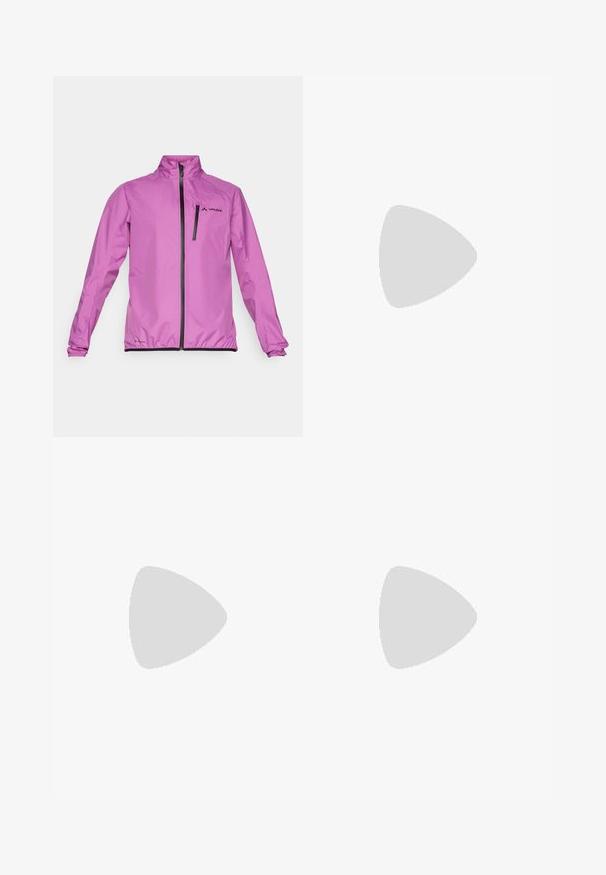 Rosa Windbreaker-Jacke mit hohem Kragen, Frontreißverschluss, elastischen Bündchen und einer Brusttasche. Verfügt über ein schwarzes Markenlogo.; Weißes T-Shirt mit kurzen Ärmeln, mit einem grafischen Design von einer Sonne, einem Baum, Bergen und dem Wort "Columbia" in braunen Buchstaben auf der Vorderseite.; Dunkelblaue Wanderschuhe aus leichtem Material mit geradem Beinschnitt, Reißverschlusstaschen und verstellbaren Bündchen für Vielseitigkeit.; Schwarzer Trailrunning-Schuh mit einem Obermaterial aus Mesh und Gummisohle. Mit strukturierten Überzügen, verstärkter Zehenkappe und Markenlogo an der Ferse.