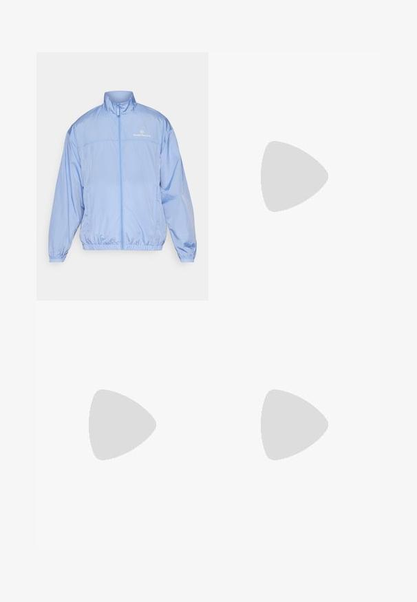 Ljust blå, zip-försedd vindjacka gjord av glansigt, lätt material. Har elastiska ärmslut och en broderad logotyp på bröstet.; Svart träningströja med korta ärmar, rund hals, tillverkad av ett slätt tyg. Har en liten vit Nike-logga på övre vänstra sidan.; Svarta träningsbyxor i slät tyg, med elastisk midja, avsmalnande ben och en liten vit logotyp på vänster sida.; Svarta atletiska skor med blåa accenter, strukturerad yta, snörningsdesign och distinkt Nike-logotyp. Gummisula med greppmönster.