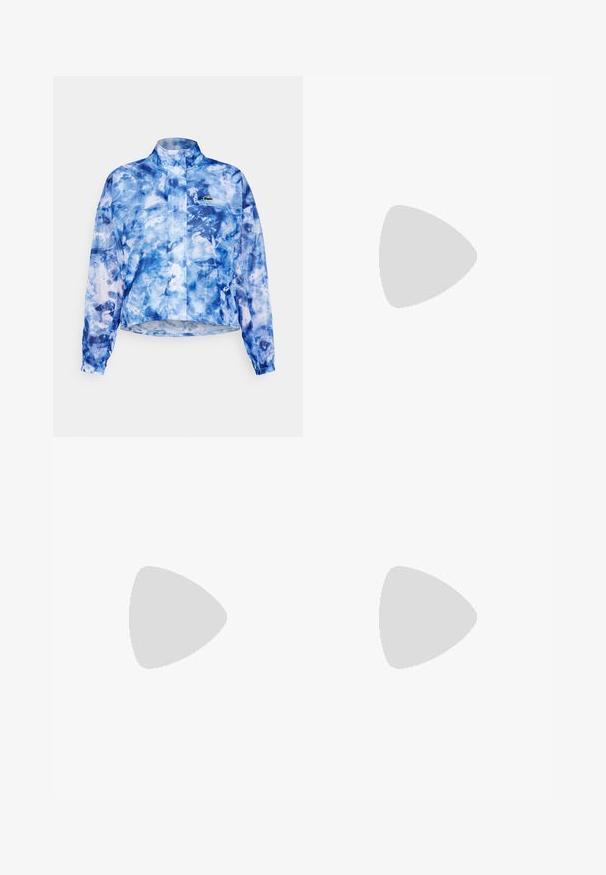 Jacket s modrým akvarelovým vzorem, vysokým límcem, dlouhými rukávy, elastickými manžetami a předním zipem. Na hrudi je umístěno logo. Lehký materiál.; Bílá bavlněná tričko s volným střihem, ozdobené zeleným vyšitým logem na levé hrudi a kulatým výstřihem. Hladká textura.; Bílé tepláky vyrobené z měkké pleteniny. Elastický pás a manžety zajišťují pohodlný střih. Minimalistický design, žádné viditelné vzory nebo akcenty.; Bílé sportovní boty s texturovaným meshovým svrškem, jemnými růžovými akcenty na podrážce a zeleným krokodýlím logem na boku.