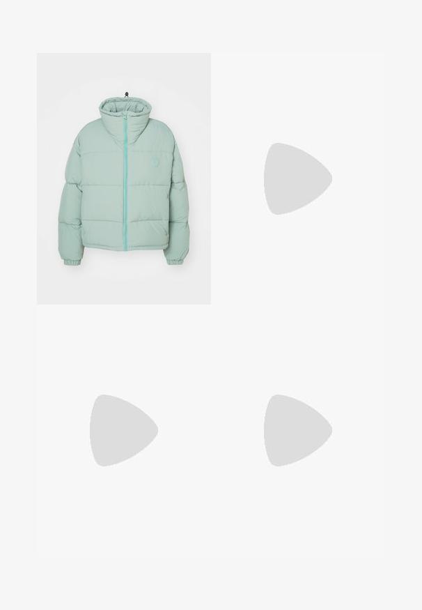 Vihreä puffer-takki, jossa on korkeakauluksinen malli, etuvetoketju, ribbaavat hihansuut ja kohokuvioitu logo rinnassa. Pehmeä matta pinta ja tikattu rakenne.; Mustaa puuvillapaitaa, jossa on lyhyet hihat, ja vasemmassa rinnassa vaaleanpunainen grafiikka aurinkolaseista sekä teksti "Not Your Girl."; Mustat leveälahkeiset housut, jotka on valmistettu puuvillasta. Ne ovat korkeavyötäröiset, suuriin sivutaskuihin ja vyön kanssa varustettu, jossa on hopeanväriset yksityiskohdat.; Musta nahkakengät, joissa on muhkea pohja. Pyöristetty kärki, etusauman yksityiskohtia ja hienovaraisia ompeluaksentteja. Littee, kuvioitu ulkopohja.