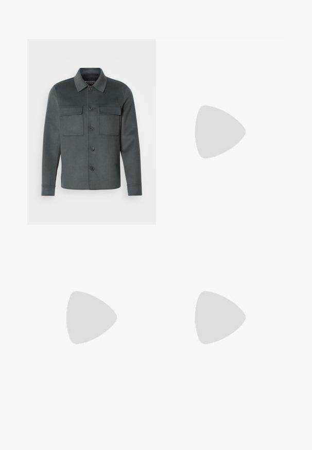 Dunkelgraue Jacke aus weichem Stoff, mit knöpfbarem Vorderteil, zwei Brusttaschen und einem Kragen-Ausschnitt mit umgeschlagenen Manschetten.; Hellgrauer langärmeliger Rundhalsausschnitt-Pullover mit geripptem Kragen, Bündchen und Saum, flach auf einem weißen Hintergrund ausgelegt.; Schwarze Hose aus glattem Stoff, mit Knopfverschluss, Gürtelschlaufen und geradem Bein. Keine sichtbaren Muster oder Akzente.; Schwarze Leder-Chelsea-Stiefel mit elastischen Seitenelementen, Zuglaschen, runder Spitze und profiliertem Gummisohle. Glatte Oberfläche und robuste Bauweise.