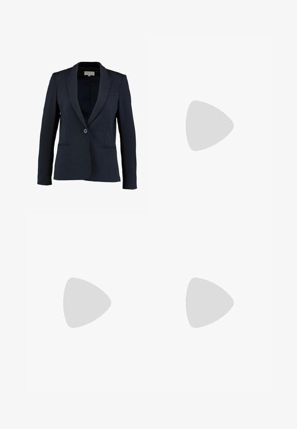 Mornaric blazer s izrezanom reverom, zatvaranjem na jedan gumb i dva prednja džepa. Glatka tkanina i kroj po mjeri.; Bijela majica kratkih rukava izrađena od glatkog materijala, s okruglim izrezom i suptilnim detaljima šivanja na rubu.; Svijetloplave široke traperice s visokim strukom, imaju prednje džepove i kopčanje na gumb. Glatka tekstura s izblijedjelim dijelovima.; Bijela atletska cipela s mrežastim gornjim dijelom, mornarskim akcentima i podstavljenim potplatom. Sadrži "N" logo, vezice i teksturirani detalj sa strane.