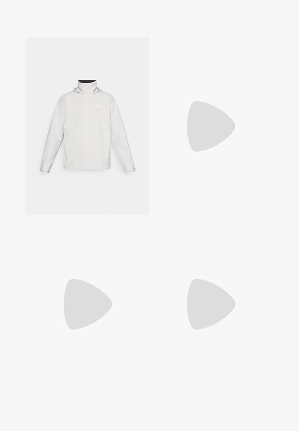 Chaqueta ligera blanca impermeable con cuello alto, capucha ajustable, mangas largas y un logo en el lado izquierdo del pecho. Textura suave.; Camiseta de manga larga blanca de algodón con cuello redondo. Presenta un pequeño logotipo negro en el pecho. Textura suave, corte regular.; Pantalones deportivos negros hechos de un tejido ligero, con una cinturilla ajustable, bolsillos laterales y puños ajustados en los tobillos.; Zapatos exteriores negros con malla y material sintético, que presentan un upper texturizado, un sistema de cordones seguro y una suela robusta, sobre terreno rocoso.