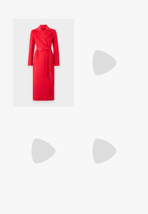 MAX&Co. LONGRUN - Klassikaline mantel - red; Valge lühikeste varrukatega T-särk ribatud kangast. Ümara kaelusega, tavalisest sobivusest ja peente õmbluse detailidega. Ilma mustrite või graafikateta.; Tumesinine laiad püksid on kaunistatud kuldse triibutamisega, valmistatud siledast kangast, millel on mansetid ja ees olevad taskud.; Musthave mustika tantsutossud mustast nahast, ümmarguse varbaga, siledast tekstuurist, minimaalse õmblusdetailiga ja paindliku tallakujundusega.