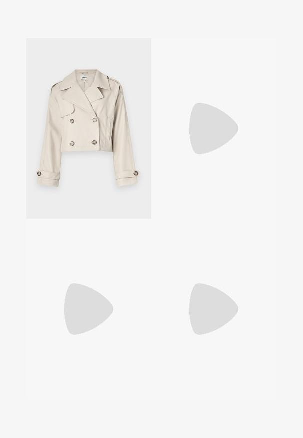 Avklippt beige trenchcoat med dubbelknäppning, stora slag och uppvikta ärmar. Slät tyg med en skräddarsydd passform.; Två ärmlösa ribbade polotröjor i svart och vitt, med en figursydd design och slät textur, i en kortad längd.; Svarta vida byxor i lätt material, med knappstängning fram och platt front, samt väl sydda fållar.; Sportskor med överdel i vit läder, grå mocka på tårna och tre svarta ränder. Har en blå logotyp på tungan och en texturerad gummisula.