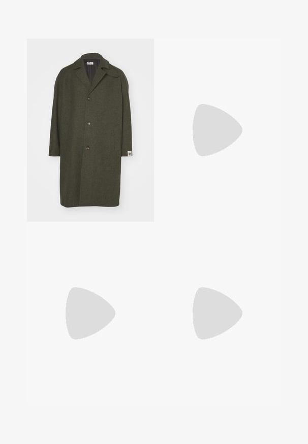 Olivgrön ullkappa med slagkrage, fem framknappar, sidofickor och en logotyp på ärmen. Mjuk textur och avslappnad passform.; Vit bomullströja med rund halsringning och korta ärmar, med en liten svart logotyp på bröstet. Slät textur och avslappnad passform.; Mörkblå byxor med rak bendesign, tillverkade av strukturerad tyg. Har en framknäppning med knapp och justerbar dragsko i midjan.; Svart läderloafersko med rund tå, subtila sömnadsdetaljer och låg klack, med en jämn yta och minimalistisk design.