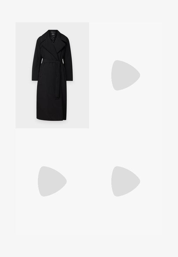 BOSS PAMIANO - Cappotto classico - black; T-shirt bianca cropped, maniche corte e larghe, tessuto di cotone morbido, scollatura rotonda con bordino arancione sottile, design minimale, senza motivi o grafiche.; Jeans dritti blu chiaro in denim. Presentano cinque tasche, una chiusura con bottone in metallo e leggere sfumature per aggiungere texture.; Mule in pelle nera con punta appuntita e tacco stiletto basso. Texture liscia, design minimalista e schienale aperto per una facile indossabilità.