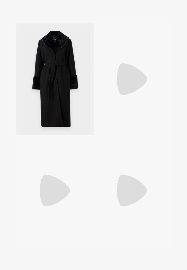 ONLY ONLEMMA LONG COAT - Klassisk frakke - black; Hvid ærmeløs tanktop lavet af ribbet stof, med en rund halsudskæring og en tætsiddende silhuet, med minimale sømme og ingen pynt.; Bredde jeans lavet af grå denim med en falmet finish. Har klassiske lommer og en knaplukning i taljen.; Brune læder cowboystøvler med spids tå og blokhæle, med detaljeret syning og forhøjede accenter på skaftet.; Sort læder clutchtaske med klap og detaljer i guldmetallisk spænde. Inkluderer en sort rem og et slankt, minimalistisk design.