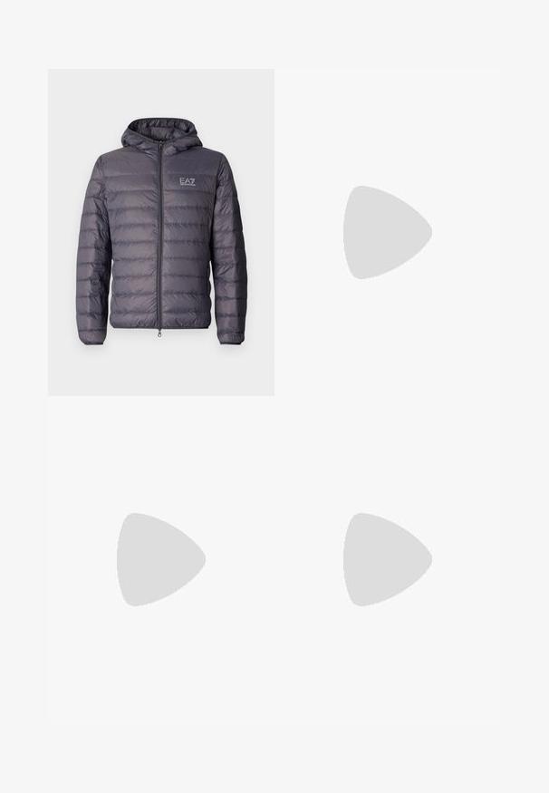 Γκρι ζακέτα με επένδυση και κουκούλα, διαθέτει πλήρες φερμουάρ μπροστά και οριζόντια ραφή τύπου πούλεν. Το λογότυπο EA7 εμφανίζεται στο στήθος.; Λευκό βαμβακερό t-shirt με στρογγυλή λαιμόκοψη και κοντά μανίκια, με χρυσό λογότυπ�ο EA7 Emporio Armani τυπωμένο μπροστά.; Μαύρες αθλητικές βερμούδες από μαλακό ύφασμα, με ελαστική μέση και μικρό λογότυπο EA7 στο κάτω αριστερό πόδι.; Λευκό δερμάτινο sneakers με λείο φινίρισμα, στρογγυλή μύτη, επίπεδα κορδόνια και υφή στην σόλα. Φέρει μια διακριτική λογότυπο στη φτέρνα.