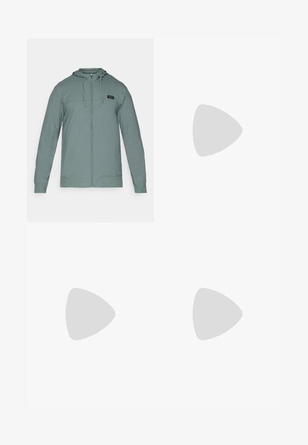Gaiši zaļa zip-up kapucīte, izgatavota no strukturēta auduma, ar kapuci, auklām un mazu logo uzlīmi uz krūtīm.; Pelēks īsā piedurkņu T-krekls, kas izgatavots no mīkstas, teksturētas auduma. Tam ir klasiskā apļa kakla izgriezums un taisna apakšmalā, piemērots ikdienas valkāšanai.; Jūras spēku bikses ar brīvu piegriezumu, kas aprīkotas ar auklu jostasvietu un sānu kabatām. Gluda auduma ar viegliem priekšējiem krokojumiem un logotipa detaļu.; Baltas ādas sneakers ar gludu virsmu, apaļu pirkstu daļu, plakaniem šņorēm un teksturētu zoli. Satur diskrētu logotipu uz papēža.