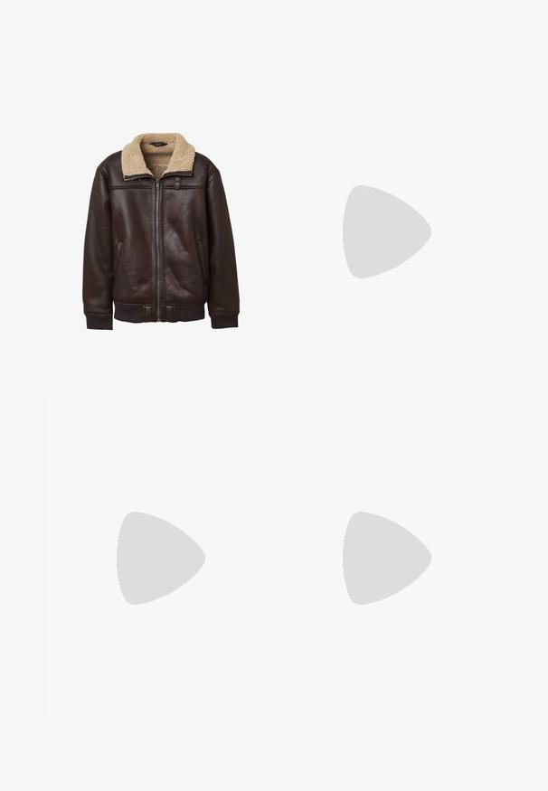 Giacca in pelle marrone scuro con colletto in ecopelliccia color tan, chiusura con zip e polsini elasticizzati. Presenta tasche laterali e dettagli con bottoni.; T-shirt bianco a maniche corte realizzato in cotone, con scollatura rotonda e vestibilità rilassata. Texture liscia, senza motivi o dettagli visibili.; Pantaloni a pieghe marroni con taglio a gamba larga, dotati di chiusura con bottone e tasche laterali, realizzati in tessuto testurizzato adatto per un abbigliamento casual.; Scarpa da barca in pelle marrone con cuciture bianche, lacci marroni e suola in gomma beige. Presenta un logo sul lato e occhielli metallici per i lacci.