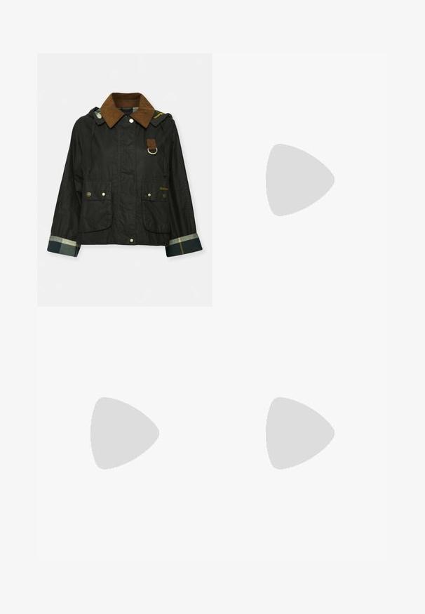 Barbour ERMA WAX JACKET - Jas - archive olive/ancient tartan; Witte gecropte T-shirt, korte brede mouwen, zachte katoenmaterialen, ronde halslijn met subtiele oranje rand, minimalistisch ontwerp, geen patronen of graphics.; Lichtblauwe klokbroeken van denim, met een hoge taille, voorzakken en een ruwe zoom bij de boorden voor een casual uitstraling.; Witte leren loafer met een stevige zwarte plateauzool, voorzien van een rechthoekige zilveren gesp en zichtbare stiksels op de bovenkant.