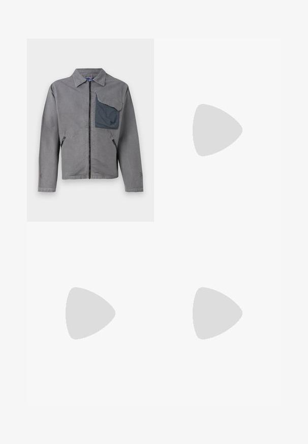 Veste grise avec un col, fermeture éclair devant et deux poches latérales. Présente une grande poche à patch texturée sur la poitrine gauche. Matériau en coton.; T-shirt à manches courtes en coton, avec un dégradé de crème clair à bleu profond, présentant un détail de couture vertical et un logo.; Jogging léger gris clair avec un cordon de serrage à la taille, une texture douce et un dégradé de gris clair à gris foncé avec des accents de couture verticale.; Baskets en cuir blanc avec une finition lisse, bout arrondi, lacets plats et semelle texturée. Présente un logo discret sur le talon.