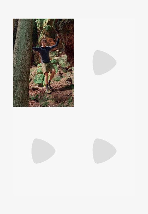 Ārējās piedzīvojumu apģērbs, kas sastāv no melnas kapuci jaku ar rāvējslēdzēju, zaļiem šortiem un dzeltenām pārgājienu kurpēm. Dabiska meža vide ar akmeņiem un sūnām.; Melnas īsām piedurknēm T-kreklas, izgatavots no viegla auduma. Uz kreisā krūtīm ir neliels balts logo un smalki plecu akcenti.; Melni sporta bikses, kas izgatavotas no viegla auduma, ar savelcamu jostu, sānu kabatām un sašaurinātiem apakšējiem galiem pie potītēm.; Melna taku skriešanas apava ar teksturētu augšdaļu, elastīgām auklām un Contagrip zoli. Iekļauj ciešu piegulšanu un aizsargājošu pirkstu daļu.