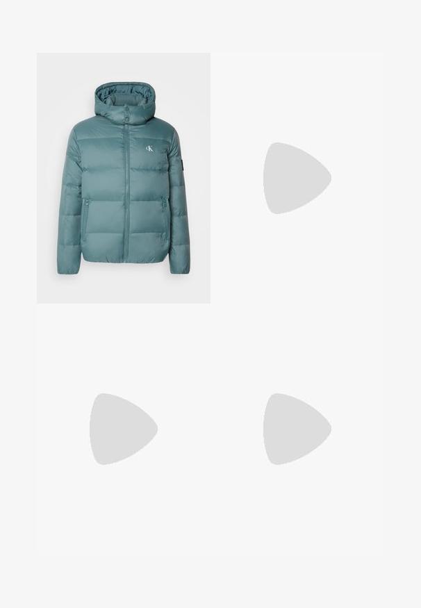 Calvin Klein Jeans ESSENTIALS JACKET - Jakna ispunjena paperjem - north atlantic; Bijela pamučna majica s crnim "CK" logotipom i natpisom "Calvin Klein Jeans", kratki rukavi i klasičan okrugli izrez.; Plave traperice slim kroja, srednjeg struka, s pet džepova, izblijedjele boje i svijetlim mrljama naprijed i straga.; Crne planinarske cipele s višeslojnim dizajnom, teksturiranom tkaninom i gumenenim potplatom, s ojačanim dijelovima i vezicama sprijeda.