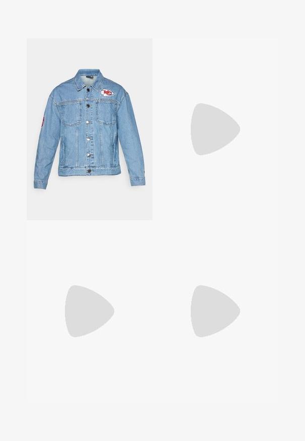 Šviesiai mėlyna džinsinė striukė su dviem priekiniais kišenėmis, mygtukų užtrauktuku ir siuvinėtu logotipo ženkleliu ant krūtinės ir rankovės. Klasikinis dizainas.; Ilga rankovė balta sportinė marškinė pagaminta iš lygaus audinio, su juodu Adidas logotipu krūtinėje; V formos iškirptė ir prigludusi forma.; Pilkos sportinės kelnės, pagamintos iš minkštos medžiagos, su raišteliu reguliuojamu diržu, elastinėmis apykaklėmis ir šoninėmis kišenėmis. Tiesaus kirpimo dizainas.; Balti sportiniai bateliai su juodomis juostelėmis, kuriuose yra antzolinė panaši tekstūra, apvalus pirštas ir Velcro dirželis. Gumačio padas užtikrina sukibimą.